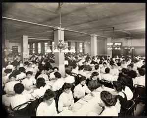 Ženy sedící u jídla v jídelně v Metropolitan Life Insurance Co. na 23. ulici a Madison Avenue, New York, 1907 (stříbrný želatinový potisk)